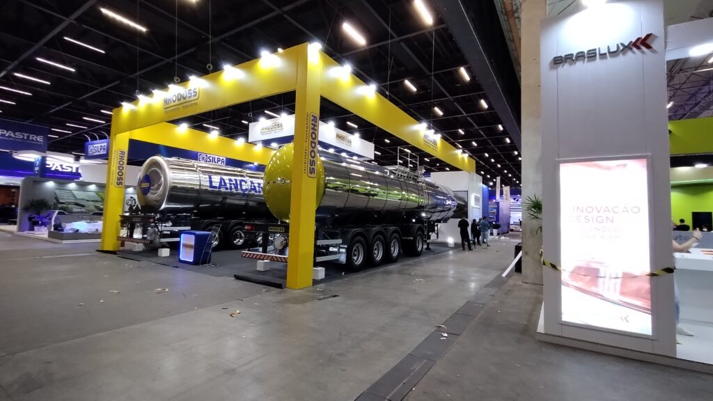 Cenografia para Espaços Comerciais: A Excelência da V8 Produções 7 Montagem de Stand - Espaços Comerciais FENATRAN