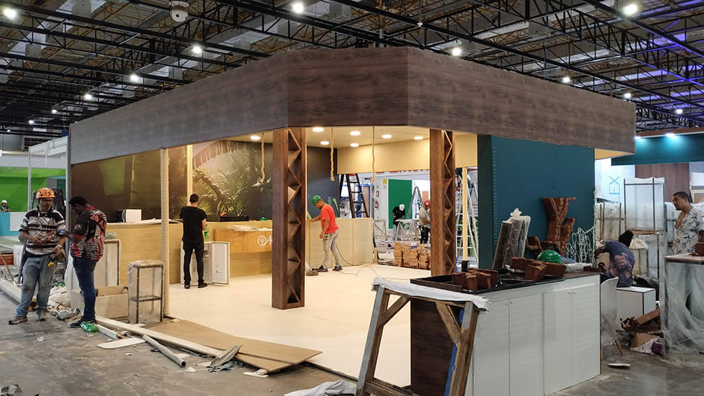 Como a montagem profissional de stands e cenografia pode elevar a percepção da sua marca? 8 montagem de stand 03